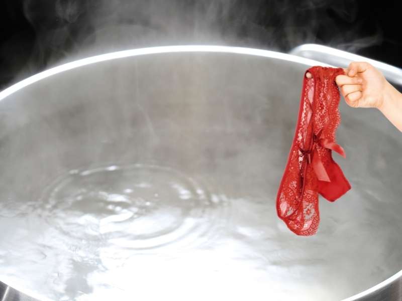 Lavando calcinha na agua quente.