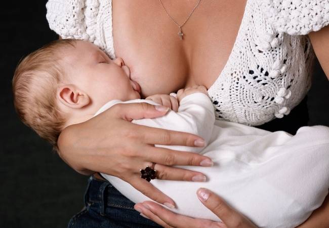 um dos indícios de pega incorreta é não ouvir o bebê engolindo o leite