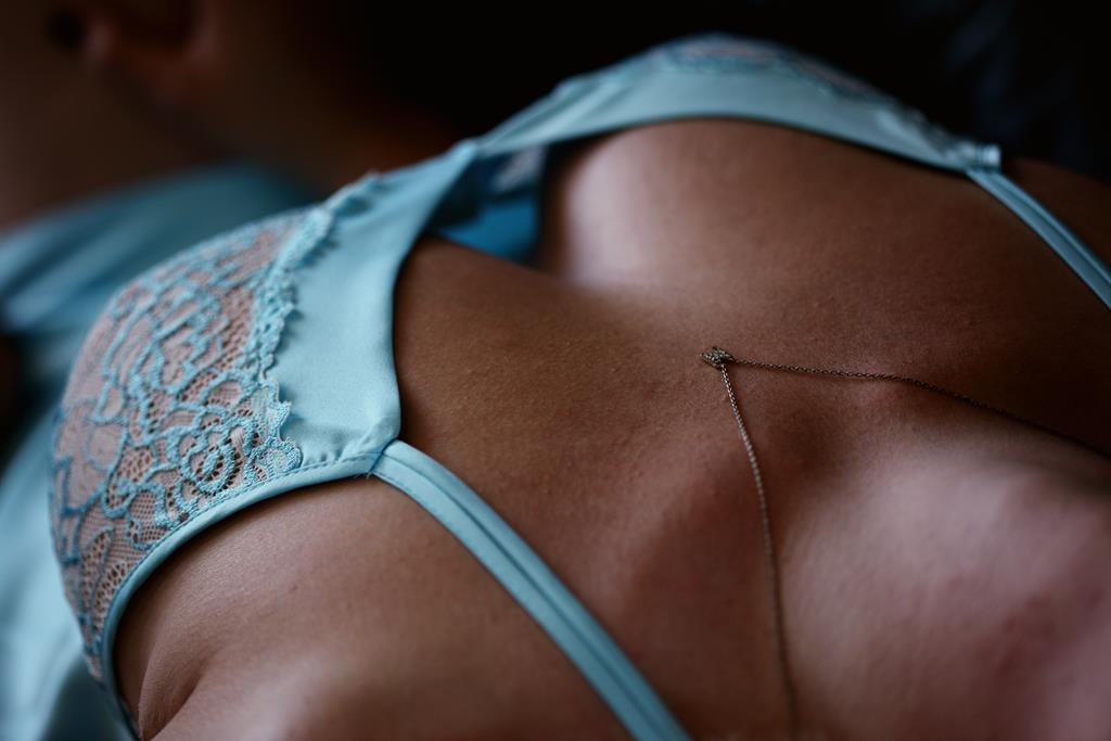 mulher com silicone usando uma lingerie de renda