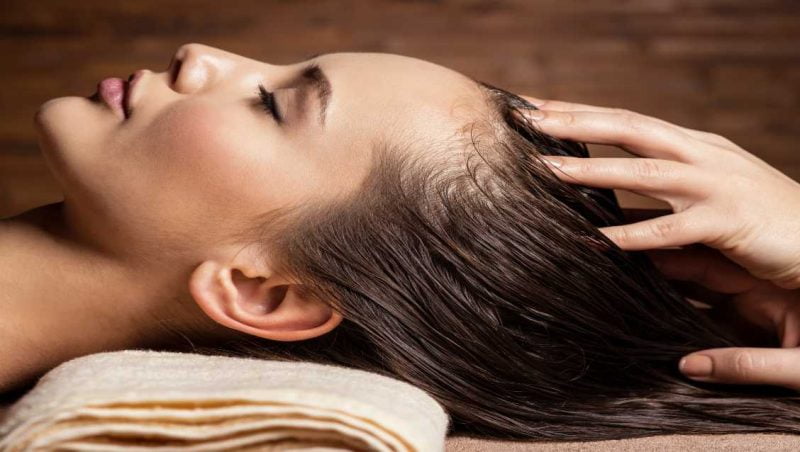 Queda de cabelo feminino. Massagem no couro cabeludo