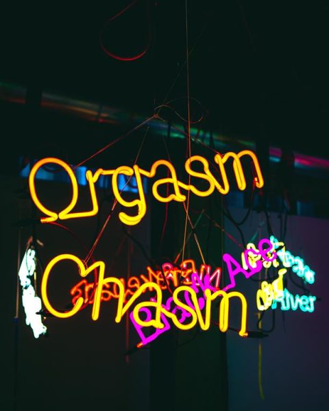 Letreiros coloridos escrito orgasm