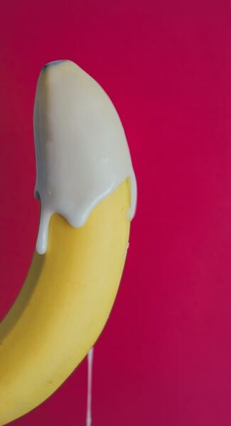 Banana com líquido escorrendo