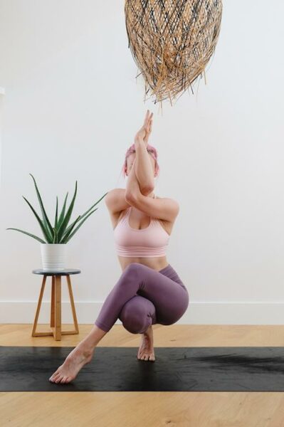 Mulher praticando yoga