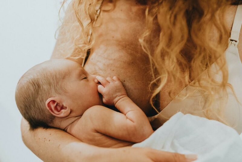 mulher amamentando o bebê
