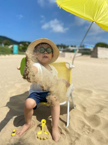 Criança brincando na praia 