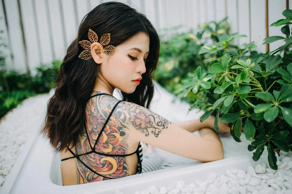 Tatuagem feminina escritas: 10 ideias para você se inspirar!