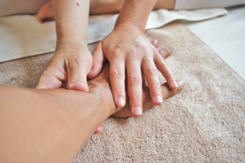 Massagem relaxante nos braços