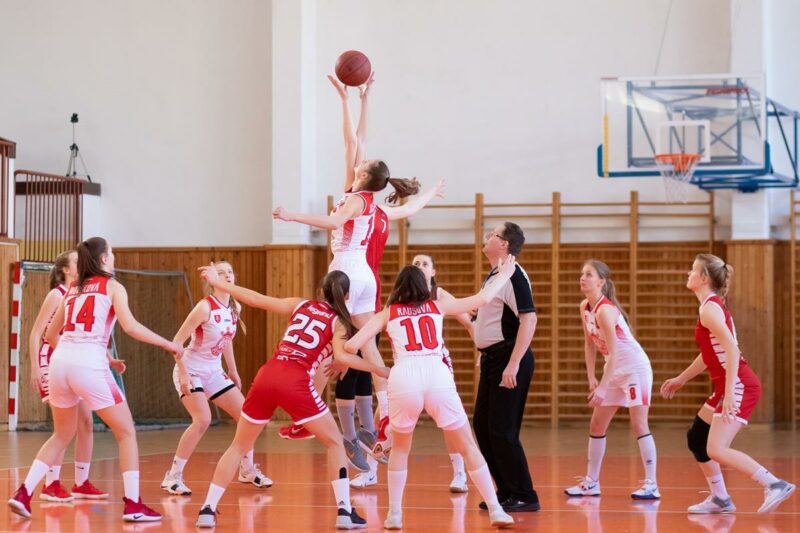 Grupo de mulheres jogando basquete