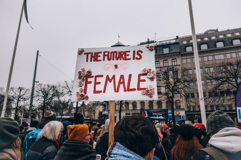Cartaz escrito the future is female, movimento organizado pelo feminismo online 