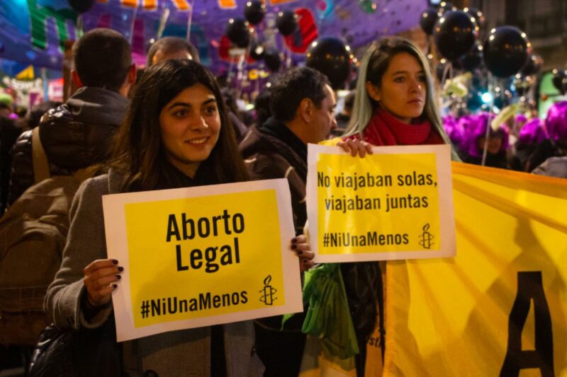 Mulheres com cartazes na manifestação Ni Una menos, organizada pelo feminismo online