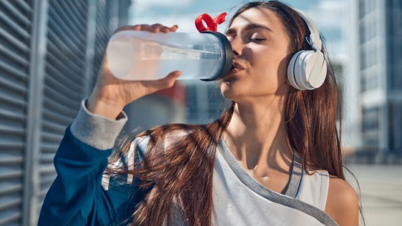 Saúde da mulher: Mulher bebendo água.